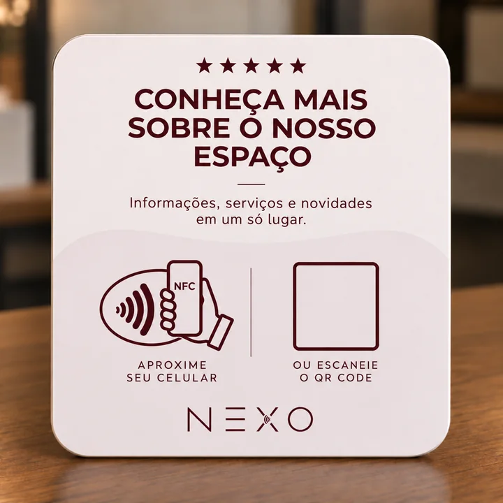 Card Branco NEXO com fundo claro, textos vinho e cantos arredondados, sobre mesa de madeira.