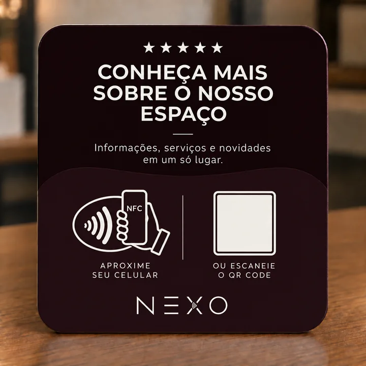 Card Escuro NEXO com fundo escuro, textos claros e cantos arredondados, sobre mesa de madeira.